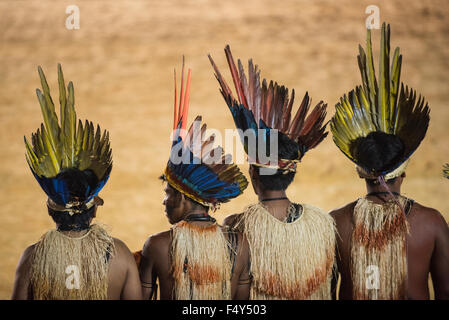 Palmas, Brasile. 23 Ott, 2015. Quattro guerriero Xerente partecipanti guardare la cerimonia di apertura al primo mai internazionale giochi indigeni, nella città di Palmas, stato di Tocantins, Brasile. Credit: Sue Cunningham/fotografica Alamy Live News Foto Stock