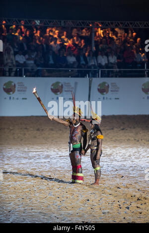 Palmas, Brasile. 23 Ott, 2015. Un Kuikuro l uomo e la donna portano la sacra fiamma torcia durante la cerimonia di apertura al primo mai internazionale giochi indigeni, nella città di Palmas, stato di Tocantins, Brasile. Credit: Sue Cunningham/fotografica Alamy Live News Foto Stock