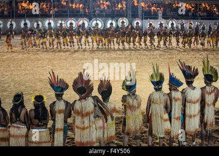 Palmas, Brasile. 23 Ott, 2015. E Xerente Karaja delegazioni partecipare durante la cerimonia di apertura al primo mai internazionale giochi indigeni, nella città di Palmas, stato di Tocantins, Brasile. Credit: Sue Cunningham/fotografica Alamy Live News Foto Stock