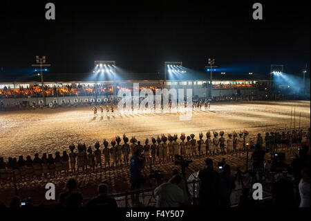 Palmas, Brasile. 23 Ott, 2015. I partecipanti provenienti da vari gruppi etnici di partecipare alla cerimonia di apertura in corrispondenza della prima internazionale di sempre giochi indigeni, nella città di Palmas, stato di Tocantins, Brasile. Credit: Sue Cunningham/fotografica Alamy Live News Foto Stock