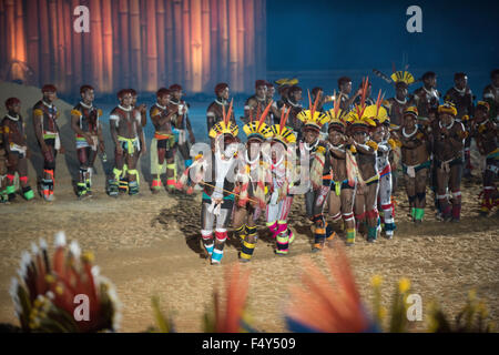 Palmas, Brasile. 23 Ott, 2015. Kamayura e Kuikuro partecipanti ballare durante la cerimonia di apertura al primo mai internazionale giochi indigeni, nella città di Palmas, stato di Tocantins, Brasile. Credit: Sue Cunningham/fotografica Alamy Live News Foto Stock