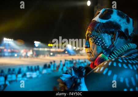 Palmas, Brasile. 23 Ott, 2015. Jakalo Kuikuro orologi la cerimonia di apertura al primo mai internazionale giochi indigeni, nella città di Palmas, stato di Tocantins, Brasile. Credit: Sue Cunningham/fotografica Alamy Live News Foto Stock