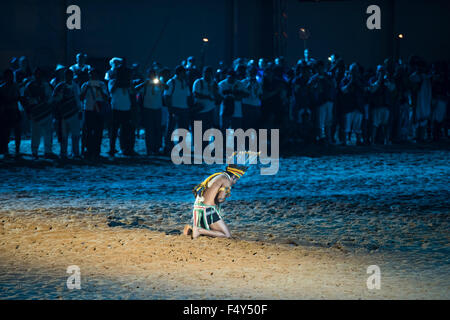 Palmas, Brasile. 23 Ott, 2015. Yuri Pareci effettua una cerimonia di benedizione del Green Arena durante la cerimonia di apertura al primo mai internazionale giochi indigeni, nella città di Palmas, stato di Tocantins, Brasile. Credit: Sue Cunningham/fotografica Alamy Live News Foto Stock