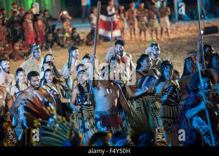 Palmas, Brasile. 23 Ott, 2015. La Nuova Zelanda delegazione Maori esegue una danza tradizionale durante la cerimonia di apertura al primo mai internazionale giochi indigeni, nella città di Palmas, stato di Tocantins, Brasile. Credit: Sue Cunningham/fotografica Alamy Live News Foto Stock