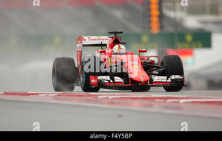 Austin, Texas USA Ottobre 24, 2015: pilota di Formula 1 Sebastian Vettel a guidare per la Scuderia Ferrari poteri attraverso un circuito bagnato delle Americhe via prima della folla sparsa durante il sabato mattina sessione di pratica di Austin. Gli ufficiali di gara sono insistenti sulla santificazione della domenica il Gran Premio degli Stati Uniti in programma, nonostante la continua il maltempo. © Bob Daemmrich/Alamy Live News Credito: Bob Daemmrich/Alamy Live News Foto Stock