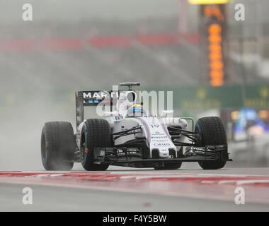 Austin, Texas USA Ottobre 24, 2015: Formula 1 driver Felipe Massa del Brasile la guida per la Williams Martini poteri attraverso un circuito bagnato delle Americhe via prima della folla sparsa durante il sabato mattina sessione di pratica di Austin. Gli ufficiali di gara sono insistenti sulla santificazione della domenica il Gran Premio degli Stati Uniti in programma, nonostante la continua il maltempo. © Bob Daemmrich/Alamy Live News Credito: Bob Daemmrich/Alamy Live News Foto Stock