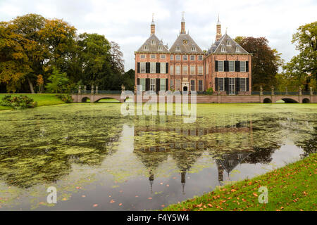 Vista frontale del castello di Duivenvoorde, Voorschoten, South Holland, Paesi Bassi. Costruire in 1631 con un paesaggio inglese park. Foto Stock