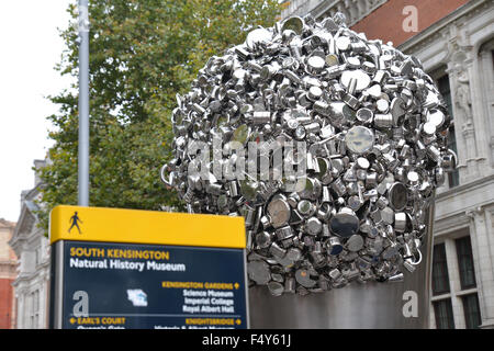 Acciaio inossidabile scultura, 'quando Soak diventa Spill' dall artista indiano Subodh Gupta fuori il V & A Museum di Londra Foto Stock