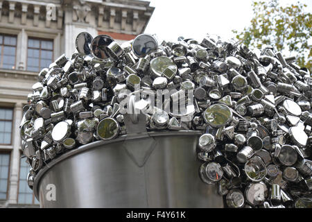 Acciaio inossidabile scultura, 'quando Soak diventa Spill' dall artista indiano Subodh Gupta fuori il V & A Museum di Londra Foto Stock