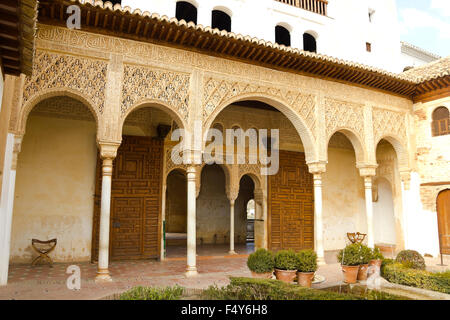 Vista del Patio de la Acequia nel Palacio del Generalife, parte dell'Alhambra complesso in Granada, Spagna. Foto Stock