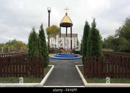 Un santuario memoriale di commemorazione del disastro nucleare 1986 all'ingresso della zona di esclusione. Dityatki checkpoint, la centrale di Cernobyl. Foto Stock