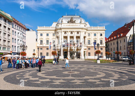 BRATISLAVA, Slovacchia - 23 settembre 2015: turisti vicino al vecchio teatro nazionale slovacco edificio a Bratislava. Essa è stata fondata nel 1 Foto Stock