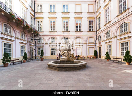 BRATISLAVA, Slovacchia - 23 settembre 2015: la gente e la Fontana di San Giorgio nel cortile del Primate's Palace di Bratislava. Foto Stock