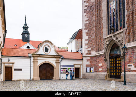 BRNO, Repubblica Ceca - 25 settembre 2015: persone vicino alla porta all'Abbazia Agostiniana di San Tommaso, Brno.Agostiniani arrivarono a Brno Foto Stock