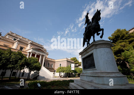 Ampia vista del generale greco e liberatore Theodoros Kolokotronis sul suo cavallo davanti al museo di storia nazionale/vecchio parlamento Foto Stock