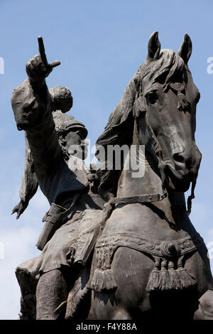 Vista dettagliata del generale greco e liberatore Theodoros Kolokotronis in sella al suo cavallo da Lazaros Sochos scultore. Atene, Grecia Foto Stock