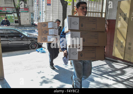 Buenos Aires, Argentina. 24 ott 2015. I dipendenti possono caricare i materiali elettorali durante le urne distribuzione nella città di Buenos Aires, Argentina, su 24 Ottobre, 2015. Le urne di distribuzione fuori a calci Sabato nella città di Buenos Aires dagli argentini Mail autorità e forze di sicurezza. Argentina del Ministro della giustizia Julio Alak detto venerdì che 'sicurezza, organizzazione e l'assoluta trasparenza delle elezioni generali che si terranno domenica sono pienamente garantiti". © Enrique Cabrera/TELAM/Xinhua/Alamy Live News Foto Stock