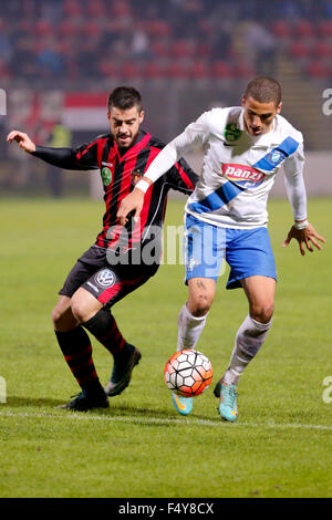 BUDAPEST, Ungheria - 24 ottobre 2015: duello tra Myke Bouard Ramos di MTK (r) e Endre Botka di Honved durante la MTK vs. Honved Banca OTP League Football Match in Illovszky Stadium. Credito: Laszlo Szirtesi/Alamy Live News Foto Stock