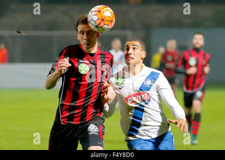 BUDAPEST, Ungheria - 24 ottobre 2015: duello tra Myke Bouard Ramos di MTK (r) e Ivan Lovric di Honved durante la MTK vs. Honved Banca OTP League Football Match in Illovszky Stadium. Credito: Laszlo Szirtesi/Alamy Live News Foto Stock