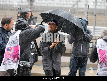 Austin, Texas USA Ottobre 24, 2015: pilota di Formula 1 Lewis Hamilton onde i cultori appassionati di F1 che braved la pioggia per guardare le manches di qualificazione sabato in un circuito bagnato delle Americhe via di Austin. Gli ufficiali di gara sono insistenti sulla santificazione della domenica il Gran Premio degli Stati Uniti in programma, nonostante la continua il maltempo. Credito: Bob Daemmrich/Alamy Live News Foto Stock