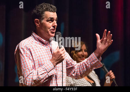 Royal Oak, Michigan, Stati Uniti d'America. 23 Ott, 2015. ADAM CAROLLA eseguendo sul suo pubblico Live Show Podcast presso il Royal Oak Music Theatre di Royal Oak, MI su 23 Ottobre 2015 © Marc Nader/ZUMA filo/Alamy Live News Foto Stock