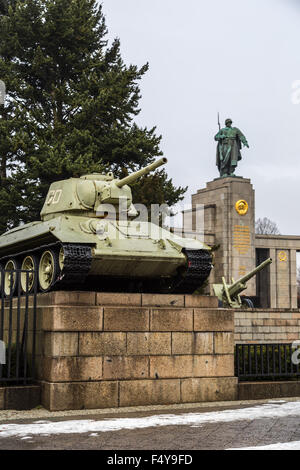 Berlino - dicembre. 16: serbatoio russo della seconda guerra mondiale al Sowjetisches Ehrenmarl (Memoriale Sovietico) nel Tiergarten di Berlino. Decem Foto Stock