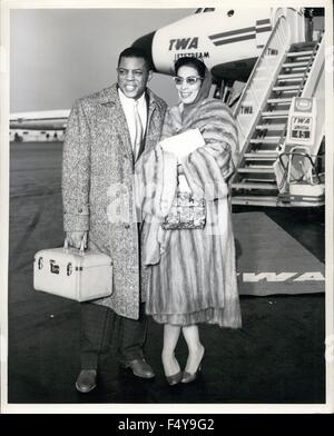 1959 - Edoardo Vianello aeroporto, N.Y., Gen 3 - Il ''Say Hey'' Kid, Willie chiavi, Stella Outfielder dei giganti, e sua moglie prepararsi a bordo di un TWA Jetstream volo per San Francisco dove faranno la loro nuova casa. Nel 1958 la stagione di baseball significa il primo anno che la California potranno godere di nazionale di baseball di rappresentanza. © Keystone Pictures USA/ZUMAPRESS.com/Alamy Live News Foto Stock