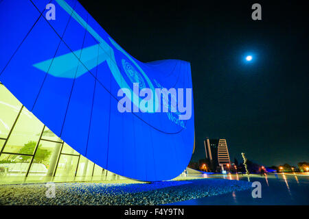 Baku in Azerbaijan. 24 ott 2015. Heydar Aliyev Center trasformato in blu per contrassegnare il settantesimo anniversario delle Nazioni Unite. Durante la Giornata delle Nazioni Unite più di 150 monumenti, palazzi, musei, ponti e altri punti di riferimento in più di 45 paesi di tutto il mondo sarà illuminato in blu - il colore ufficiale delle Nazioni Unite, come parte del 'Girare il mondo in blu ONU" campagna globale per commemorare il giorno delle Nazioni Unite e il settantesimo anniversario delle Nazioni Unite. © Aziz Karimov/Pacific Press/Alamy Live News Foto Stock