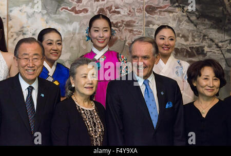 New York, Stati Uniti. 23 Ott, 2015. (Anteriore da sinistra): Ban Ki-moon, Ban presto-taek, Jan Eliasson, e Kim Miri posano per una foto. Alla vigilia del settantesimo anniversario della Carta delle Nazioni Unite, funzionari delle Nazioni Unite e gli ospiti invitati contrassegnato l'occasione con un concerto dal coreano sistema Broadcast (KBS) Orchestra tradizionale, K-duo pop Davichi e numerosi solisti tra cui il pianista concertista Lang Lang. © Albin Lohr-Jones/Pacific Press/Alamy Live News Foto Stock