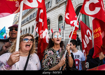 Roma, Italia. 24 ott 2015. I manifestanti gridare slogan che prendono parte a una manifestazione di protesta contro il Primo Ministro italiano Matteo Renzi 'la buona Scuola " La riforma del settore dell'istruzione in Roma. © Giuseppe Ciccia/Pacific Press/Alamy Live News Foto Stock