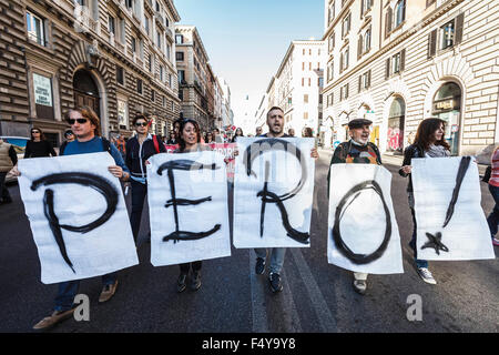 Roma, Italia. 24 ott 2015. I manifestanti gridare slogan che prendono parte a una manifestazione di protesta contro il Primo Ministro italiano Matteo Renzi 'la buona Scuola " La riforma del settore dell'istruzione in Roma. © Giuseppe Ciccia/Pacific Press/Alamy Live News Foto Stock