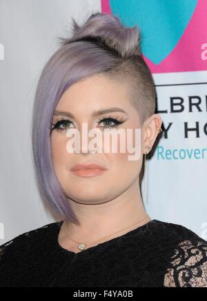 Beverly Hills, CA. 24 ott 2015. Kelly Osbourne presso gli arrivi di Peggy Albrecht casa accogliente 26th Annual Awards Luncheon, il Beverly Hilton Hotel di Beverly Hills, CA 24 ottobre 2015. Credito: Elizabeth Goodenough/Everett raccolta/Alamy Live News Foto Stock