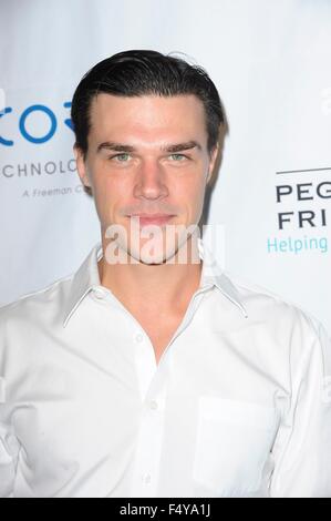 Beverly Hills, CA. 24 ott 2015. Finn Wittrock presso gli arrivi di Peggy Albrecht casa accogliente 26th Annual Awards Luncheon, il Beverly Hilton Hotel di Beverly Hills, CA 24 ottobre 2015. Credito: Elizabeth Goodenough/Everett raccolta/Alamy Live News Foto Stock