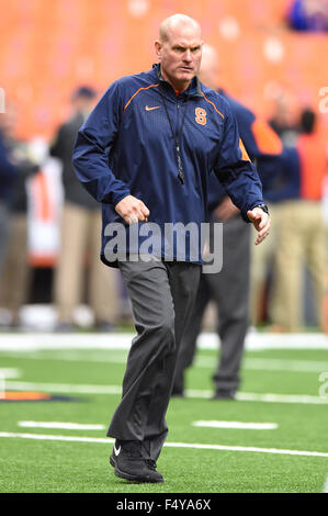 Syracuse, New York, Stati Uniti d'America. 24 ott 2015. Siracusa Orange head coach Scott Shafer guarda sulla prima della partita contro Pittsburgh Panthers di NCAA Football gioco su Sabato, 24 ottobre 2015, presso il Carrier Dome in Syracuse, New York. Ricca Barnes/CSM/Alamy Live News Foto Stock