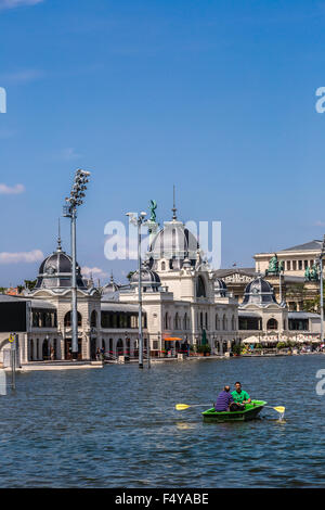 BUDAPEST - 22 Luglio: City Park (Varosliget) è un parco pubblico a Budapest, Ungheria vicino al centro della citta'. La sua entrata principale è Foto Stock