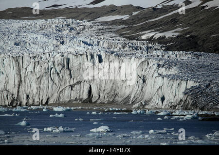 Artico, arcipelago delle Svalbard, Hornsund, Hansbreen. Chiusura del ghiacciaio in ritirata esposizione di roccia. Foto Stock