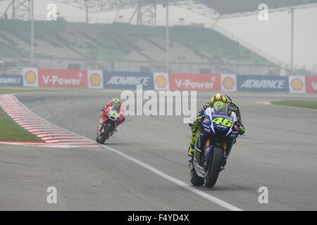 Dal Circuito di Sepang, in Malesia. 24 ott 2015. Valentino Rossi durante l'ultima sessione di prove libere sul circuito di Sepang durante il guscio della Malaysia MotoGP Foto Stock