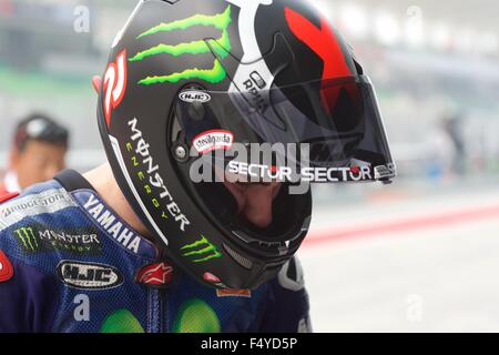 Dal Circuito di Sepang, in Malesia. 24 ott 2015. Jorge Lorenzo dopo l'ultima sessione di prove libere sul circuito di Sepang durante il guscio della Malaysia MotoGP Foto Stock