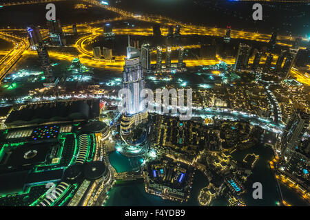 DUBAI, Emirati Arabi Uniti - 13 novembre: Indirizzo Hotel e il Lago di Burj Dubai in Dubai. L'hotel è a 63 piani e dispongono di 196 lussuose camere Foto Stock