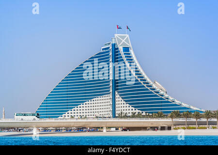 DUBAI, Emirati Arabi Uniti - febbraio 03: Jumeirah Beach Hotel, preceduto dal lusso marina, il 3 febbraio 2013. A forma di onda resort, accanto a Foto Stock