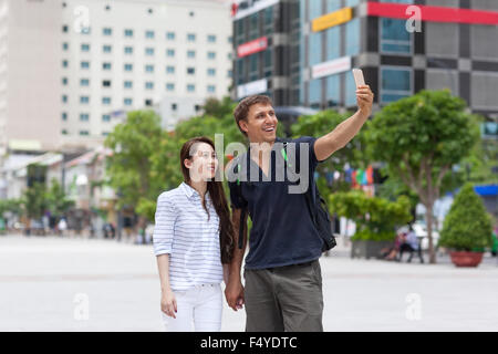 Mix corsa giovane turista tenendo selfie foto sorriso, ragazza asiatica Foto Stock