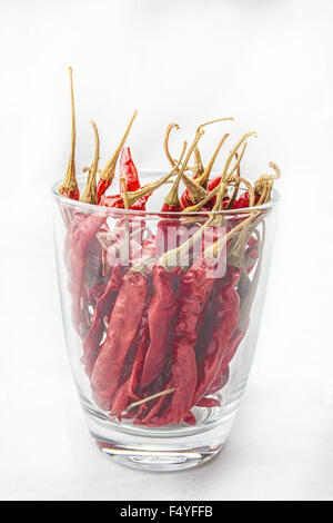 Secchi peperoncino rosso in vetro isolato su sfondo bianco . Foto Stock