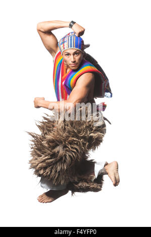 Ballerino ecuadoriano vestito in abiti tradizionali dalle Ande di eseguire un salto Llama o alpaca pantaloni Studio shot isolato su bianco Foto Stock