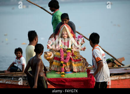 L'immagine di Durga idolo immersione è stata presa a Mumbai Chowpatty, India Foto Stock