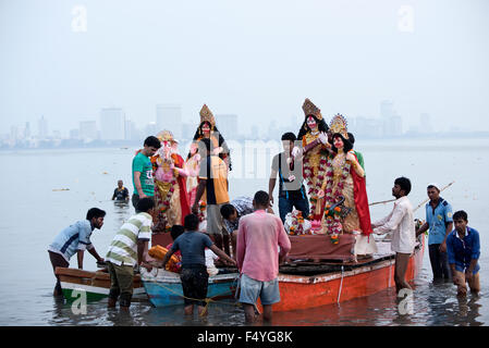 L'immagine di Durga idolo immersione è stata presa a Mumbai Chowpatty, India Foto Stock