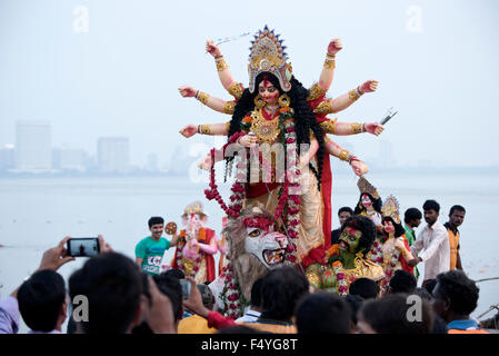 L'immagine di Durga idolo immersione è stata presa a Mumbai Chowpatty, India Foto Stock