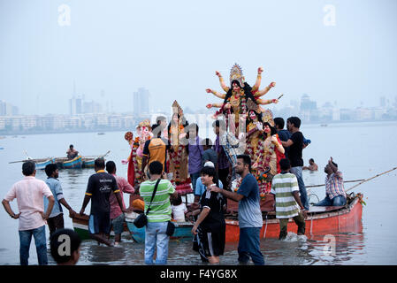 L'immagine di Durga idolo immersione è stata presa a Mumbai Chowpatty, India Foto Stock