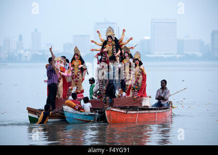 L'immagine di Durga idolo immersione è stata presa a Mumbai Chowpatty, India Foto Stock