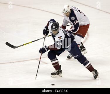 Denver, Colorado, Stati Uniti d'America. 24 ott 2015. Avs D BRANDON GORMLEY, sinistra, porta il puck fuori della zona difensiva durante il 1st. periodo presso il Pepsi Center Sab notte. L'AVS perdono per le Giacche Blu 4-3. Credito: Hector Acevedo/ZUMA filo/Alamy Live News Foto Stock