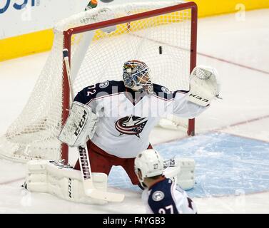 Denver, Colorado, Stati Uniti d'America. 24 ott 2015. Giacche blu G SERGEI BOBROVSKY orologi AVS RW Skille Jack's shot andare in rete per avviare il punteggio durante il 1st. periodo presso il Pepsi Center Sab notte. L'AVS sbattere le Giacche Blu. Credito: Hector Acevedo/ZUMA filo/Alamy Live News Foto Stock